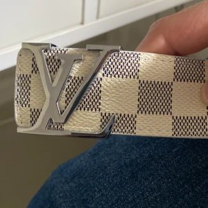 Bälte med silvrigt L och V spänne - Snyggt bälte med mönster och silvrigt bälte