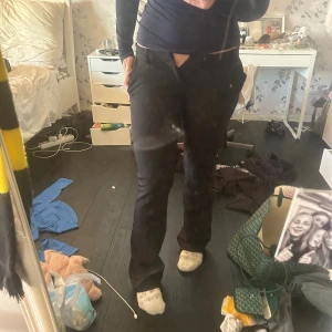 Svarta bootcut kostymbyxor Lågmidjade Vilma - Svarta kostymbyxor från bikbok med bootcut-snitt och normal passform. Byxorna har klassiska fickor fram, bälteshällor och stängs med dragkedja och knapp. Materialet är mjukt och har en lätt stretch för skön känsla. Perfekta till en snygg topp eller hoodie.