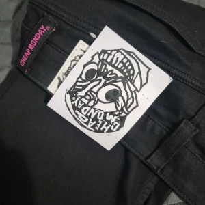 Cheap Monday svarta bootcut jeans - Svarta jeans från Cheap Monday med bootcut-ben och låg midja. Superstretchigt material som sitter skönt och följer kroppen. Klassisk femficksmodell med dragkedja och knapp framtill. Perfekt för dig som gillar en lite retro vibe och vill ha jeans med extra sväng i benen. Helt ny 