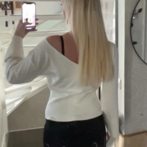 Vit offshoulder långärmad tröja från gina - Säljer en vit långärmad tröja med offshoulder-design och bred mudd i midjan. Tröjan har en snygg, lite loose passform och är perfekt för dig som gillar stilrena och trendiga plagg. Enkel att matcha med både jeans och kjol. Storlek 170