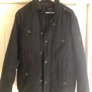 Ralph Lauren Field Jacket - Snygg field jacket från Ralph Lauren. Passar perfekt nu till hösten och även vintern. Mycket fint skick i princip som ny, nypris ligger på ungefär 4500, mitt pris 1349. Tveka inte att höra av er om eventuella frågor. 