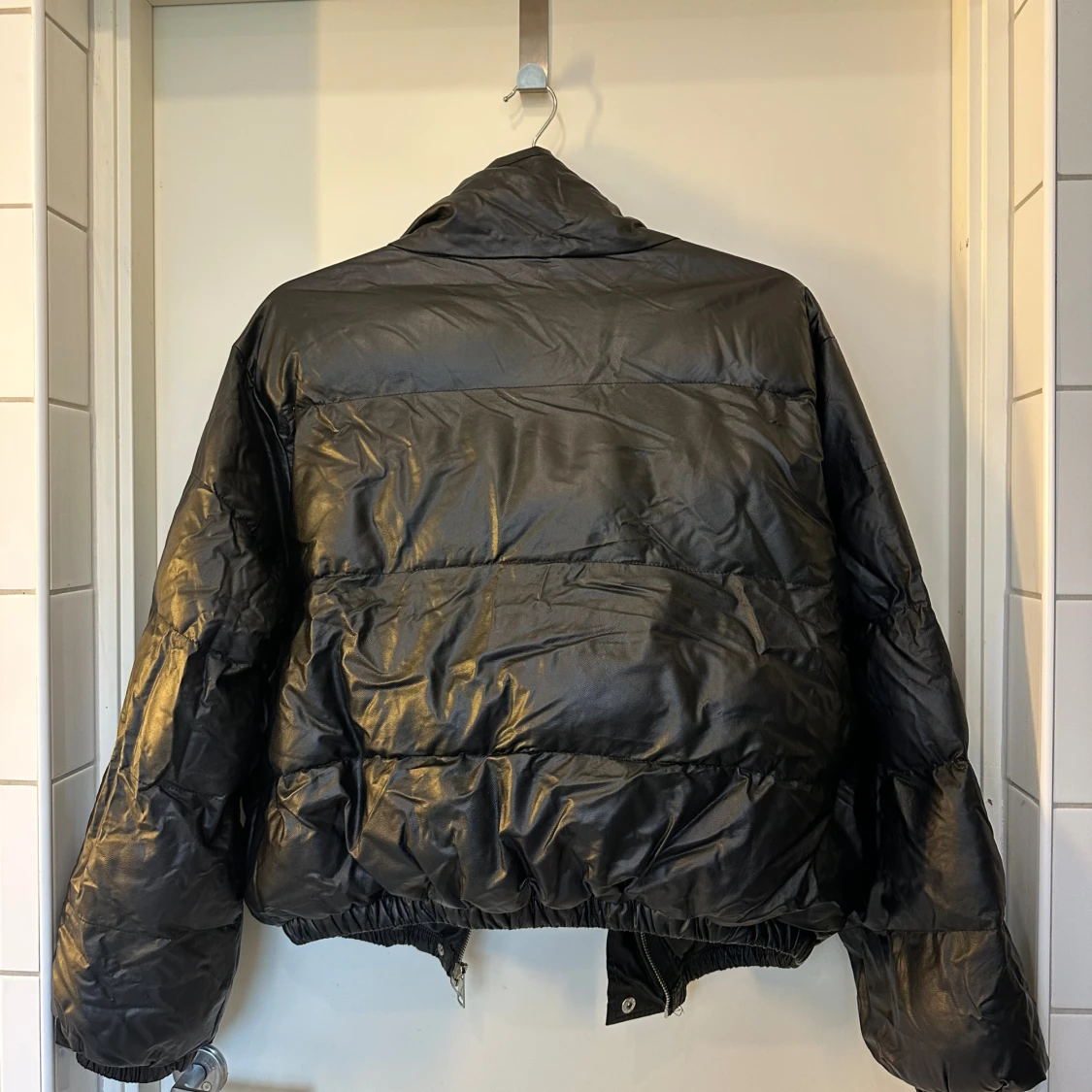 Svart pufferjacka i skinnlook från Flm - 4