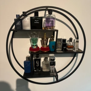 Valfri Parfym  - Stort utbud av olika parfymer. Buda på valfri parfym. Vid frågor så kan ni gärna höra av er!