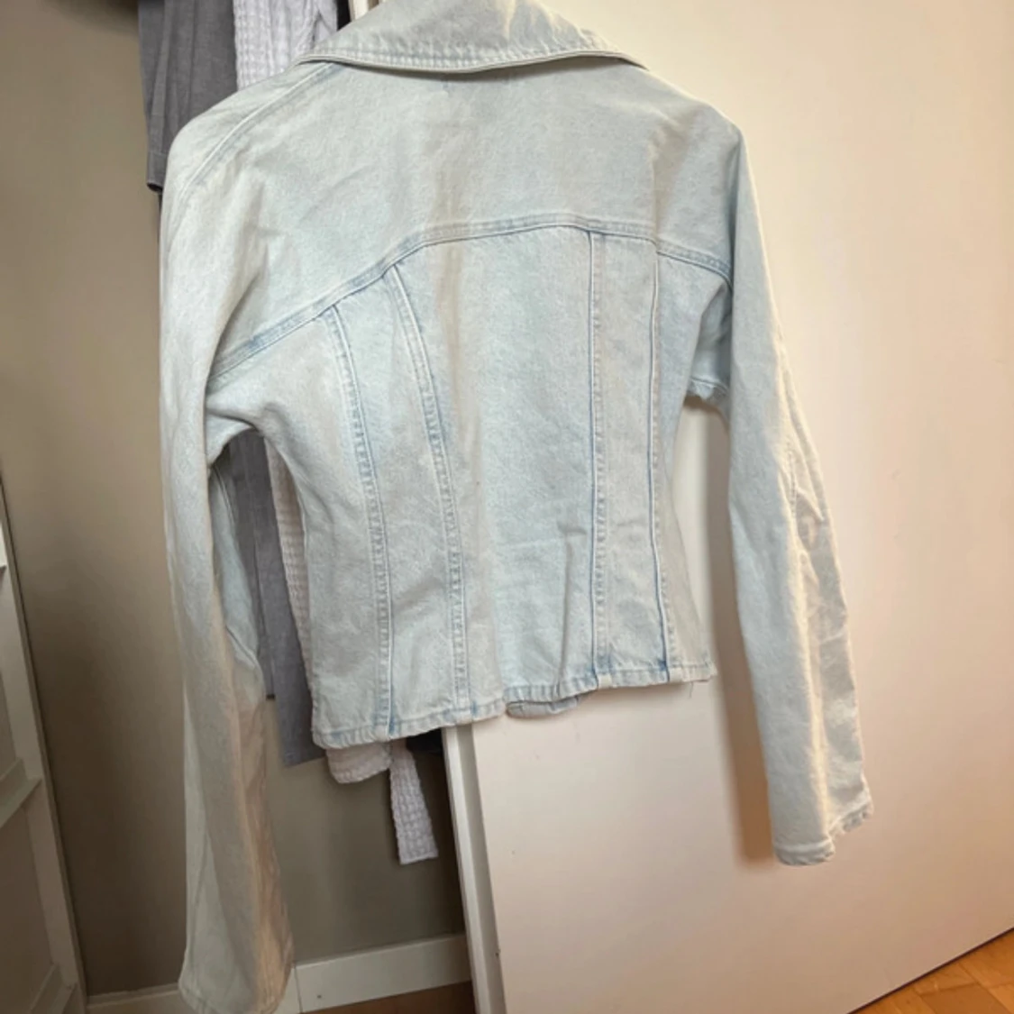 Slutsåld figurnära ljusblå jeansjacka från hm  - 2