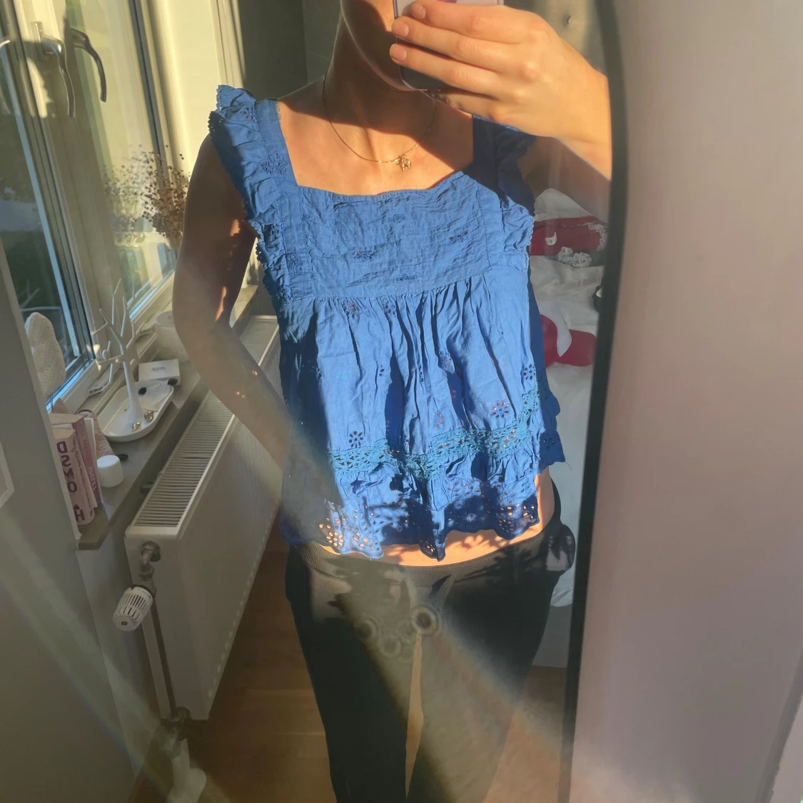 Blå blus med volang och broderi