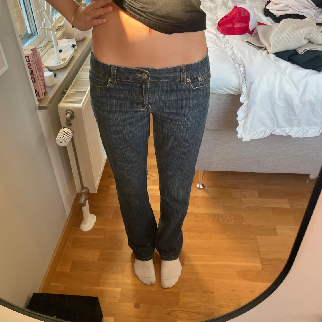 Mörkblå bootcut jeans med låg midja