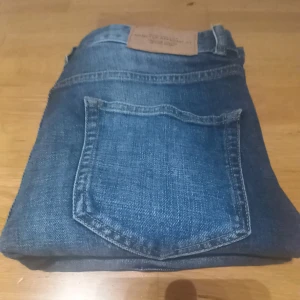 Tvärfeta jeans  - Dessa jeans är storlek 30/32, sjukt snygga. Fint skick på dem. De matchar med allt! Klassiska blåa jeans. Pris 299kr.