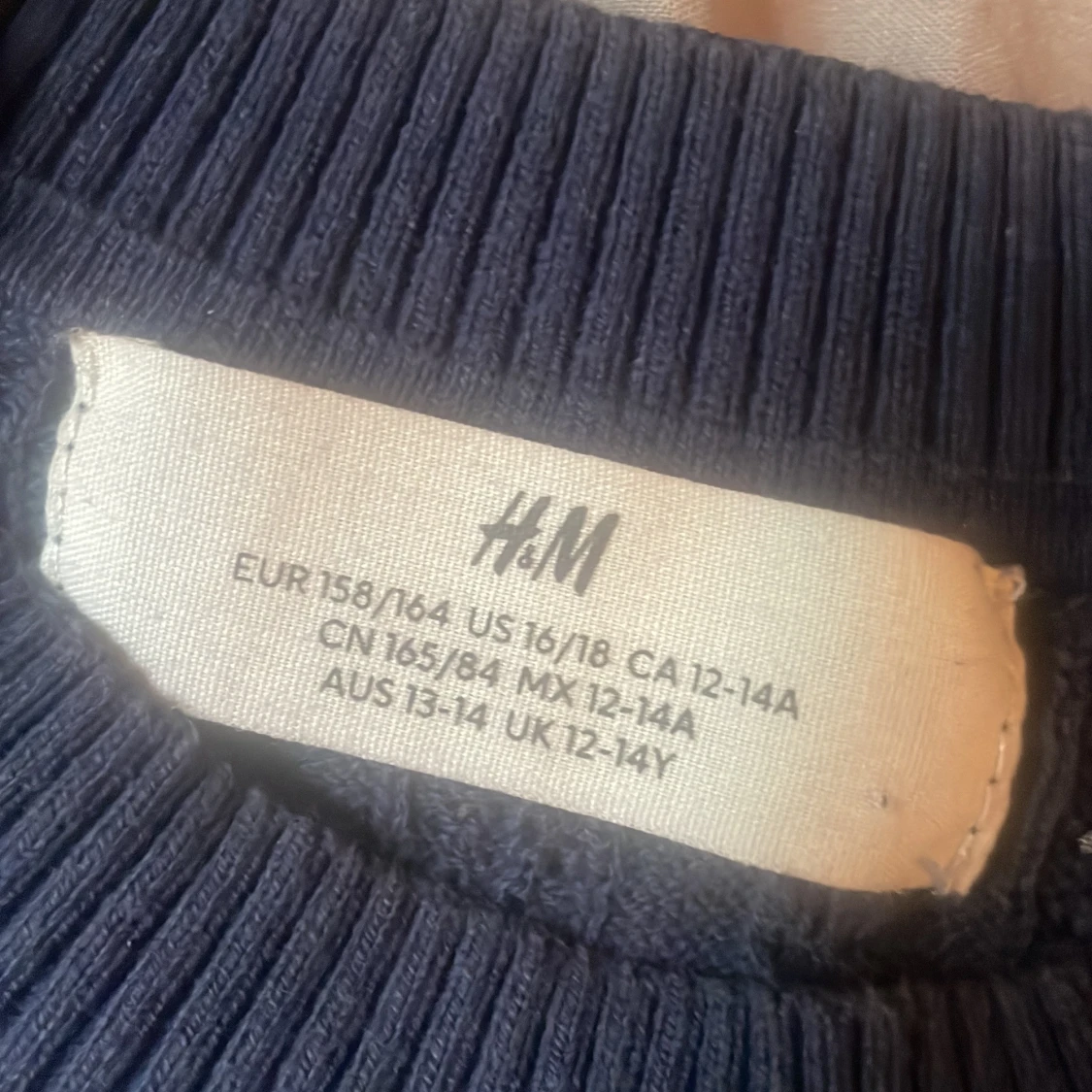 Mörkblå stickad topp från H&M - 1