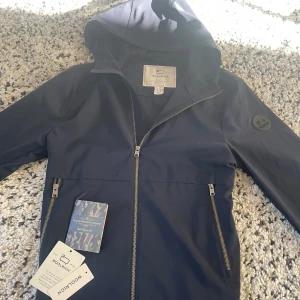 Windbraker Woolrich - Snygg mörkblå vindjacka från Woolrich i storlek S. Passar någon runt 180 är nästintill helt ny , extra knappar och woolrich markers medföljer. Pris kan diskuteras så klart