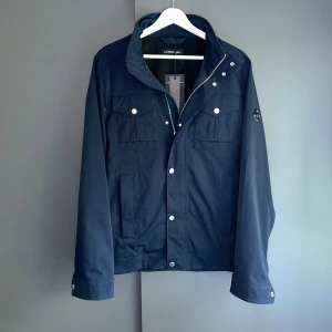 NY J.lindeberg Field jacket - NYTT skick, inga defekter. Storlek S passar dig som är mellan 178-188cm. Nypris ca 4000kr. Modellen är 185 cm, 79 kg. Passar bra nu till sen sommar/höst. Tags medföljer ej Skriv för mer information!🤝