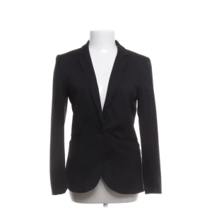 Svart kostym kavaj med knapp i mitten - .