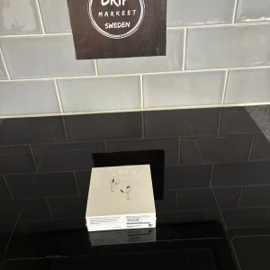 Apple AirPods (3rd generation) med MagSafe-laddningsetui - Helt nya Apple AirPods (3rd generation) med MagSafe-laddningsetui, obruten förpackning. Trådlösa hörlurar med hög ljudkvalitet, lång batteritid och smidig laddning. Perfekt för musik, samtal och träning. Inga synliga defekter eller slitage.