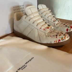 Maison margiela paint splatter  - Tja! Säljer nu mina Maison margiela med paint splatter dem är i strl 44 passar 43 har gjort en egen straight lace på dem för att jag föredrar de så kan såklart ändra vid köp. Skriv om nåra funderingar. 