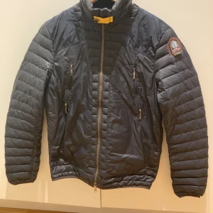 Mörkblå ParaJumpers jacka.  - Säljer en mörkblå parajumpers jacka. Den är i bra skick den har används 5 gånger. OBS kjedjan är lite seg lägngst ner på jackan 