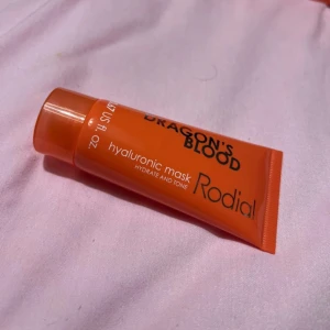 Rodial Dragon's Blood hyaluronic mask - Rodial Dragon's Blood hyaluronic mask i en snygg orange tub. Masken återfuktar och ger huden en fräsch ton. Perfekt för dig som vill boosta huden med fukt och lyster. Innehåller hyaluronsyra och passar alla hudtyper.