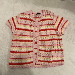 virkad kofta från Gina Tricot - Superfin virkad kofta från Gina Tricot med korta ärmar och knappar framtill. Använd en gång så jag aldrig hade tillfälle för att använda den. Är i stl XL men sitter bra på mig som har M