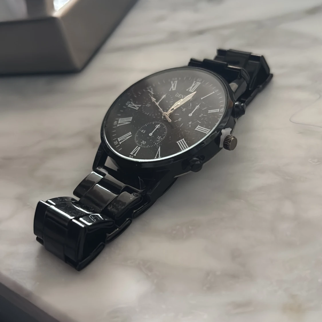 Svart klocka från Geneva med metallarmband - 1