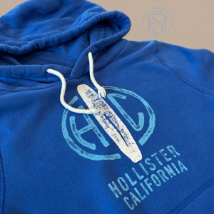 Hollister Hoodie - Säljer nu denna fräscha Hollister hoodien som är riktigt skönt material och passar perfa nu inför hösten. Den sitter som en XS men står storlek S. Skick: 9/10. Hör av er vid frågor, pris är prutbart.