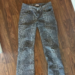 Leopardmönstrade bootcut jeans - Snygga jeans med leopardmönster från Nelly. Modellen har bootcut-ben och klassisk femficksdesign. Använt några gånger men i superfint skick. Slutsålda på hemsidan.☺️