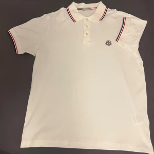 Monclear pike - Detta är en monclear pike som är väldigt trendig och stilren, aldrig använd storlek M taggarna finns med och allt