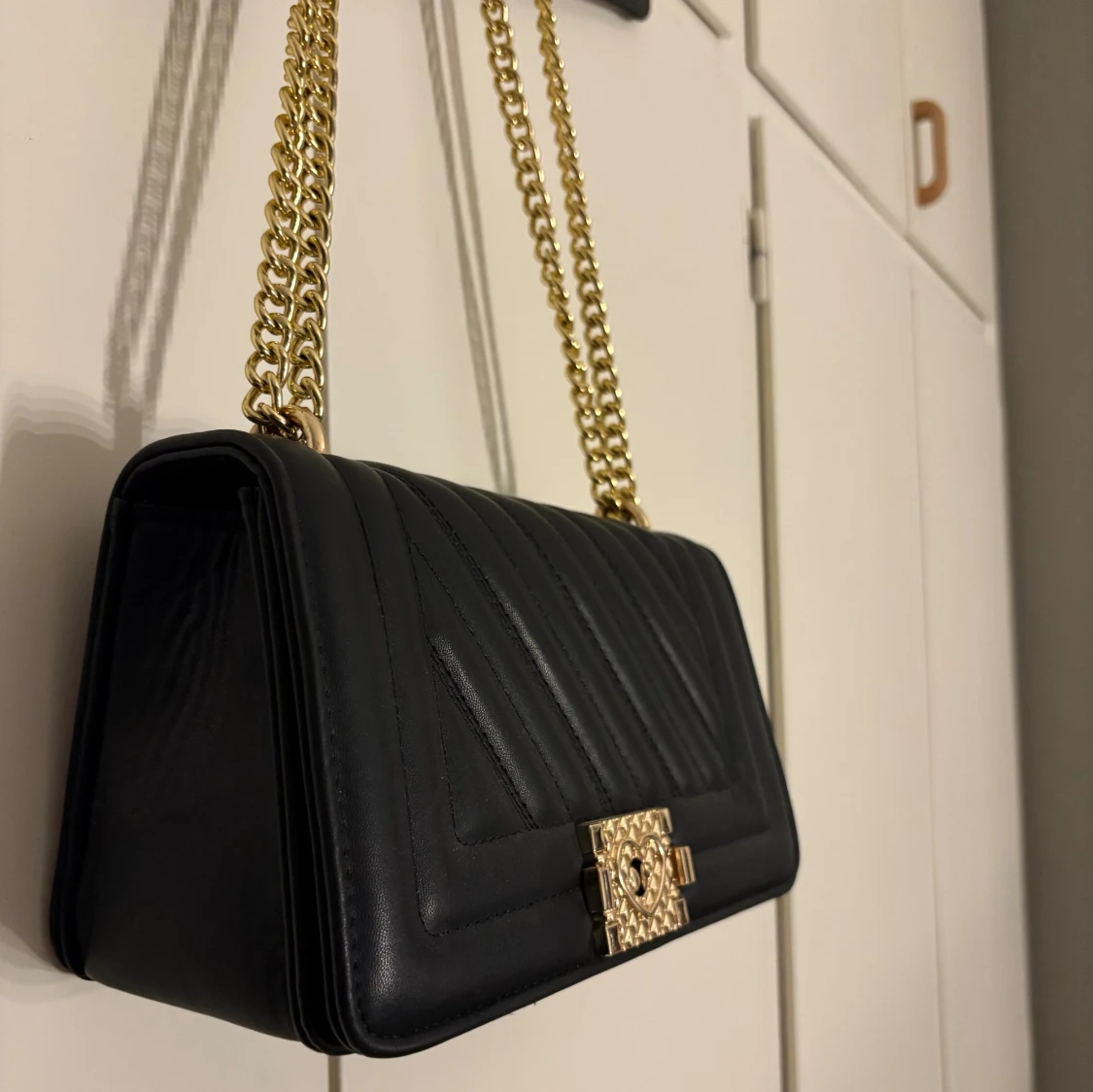 Svart quiltad axelväska med guldkedja - 1