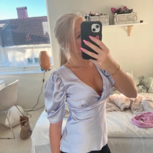 Blus - Söt blus/topp i lila från asos, finns en dragkedja vid sidan om tröjan så att den blir mer figursydd 💕 Lånade bilder 🥰