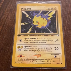 Pikachu - Samlarkort från Pokémon med den ikoniska Pikachu! Perfekt för dig som älskar Pokémon och vill ha en klassisk 1st Edition-kort i din samling. Kortet har coola attacker och är en favorit bland både unga och vuxna fans.