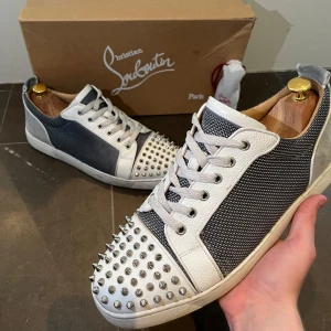 Christian louboutin - Tjena! Säljer mina lite sällsynta äkta Christian louboutins, nypriset ligger på ca 11000 kronor. Du får med boxen och extra snören tillkommer! På boxen står det 43 men de är min andra box för den va i bättre skick men skorna är i storlek 44!
