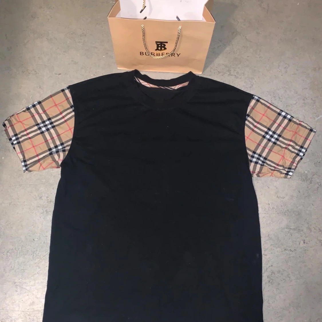 Burberry t-shirt med rutiga ärmar