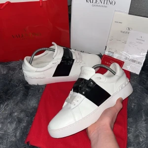 Valentino opens  - Tja säljer ett par valentino opens som nu inte passar mig längre. Skicket på dom är 8/10 bara för dom bara varit använda helt enkelt och inga defekter på dom såklart. Skriv om du har frågor 😁             KAN BYTAS MOT ANDRA SKOR 