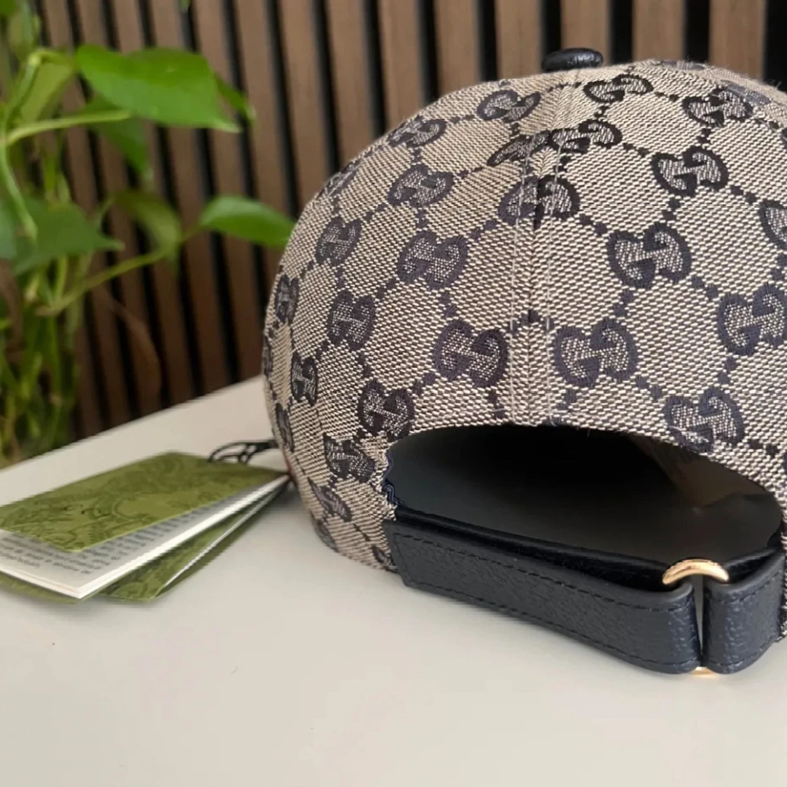 Gucci keps med GG-mönster och röd-blå detalj - 2