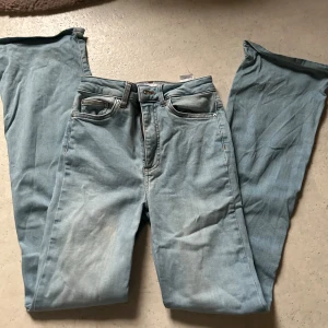 Ljusblå bootcut jeans  - Säljer ett par ljusblå bootcut jeans från Curve( cubus) i storlek XS/32. Jeansen har klassisk femficksdesign, Perfekta för dig som gillar en avslappnad men trendig look.