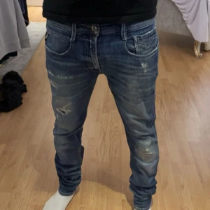 Replay jeans - Replay jeans i modellen anbass. Storlek 31w. Kom med frågor och bud😁