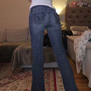 Lågmidjade jeans - Lågmidjade jeans med lite bootcut ❤️ Midjemått 40 cm Innerbenslängd 78 cm