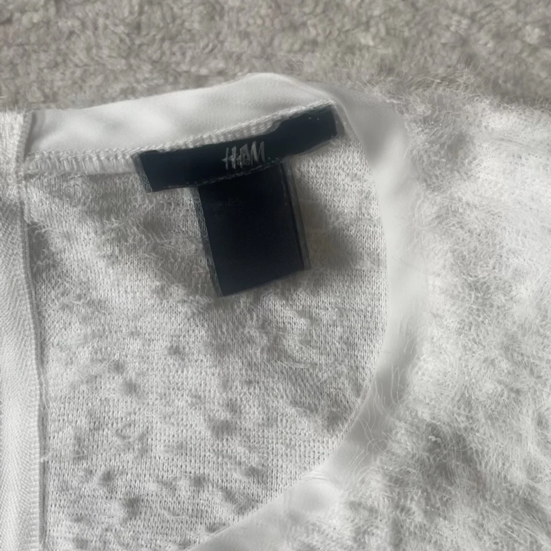 Vit fluffig långärmad topp från H&M - 2