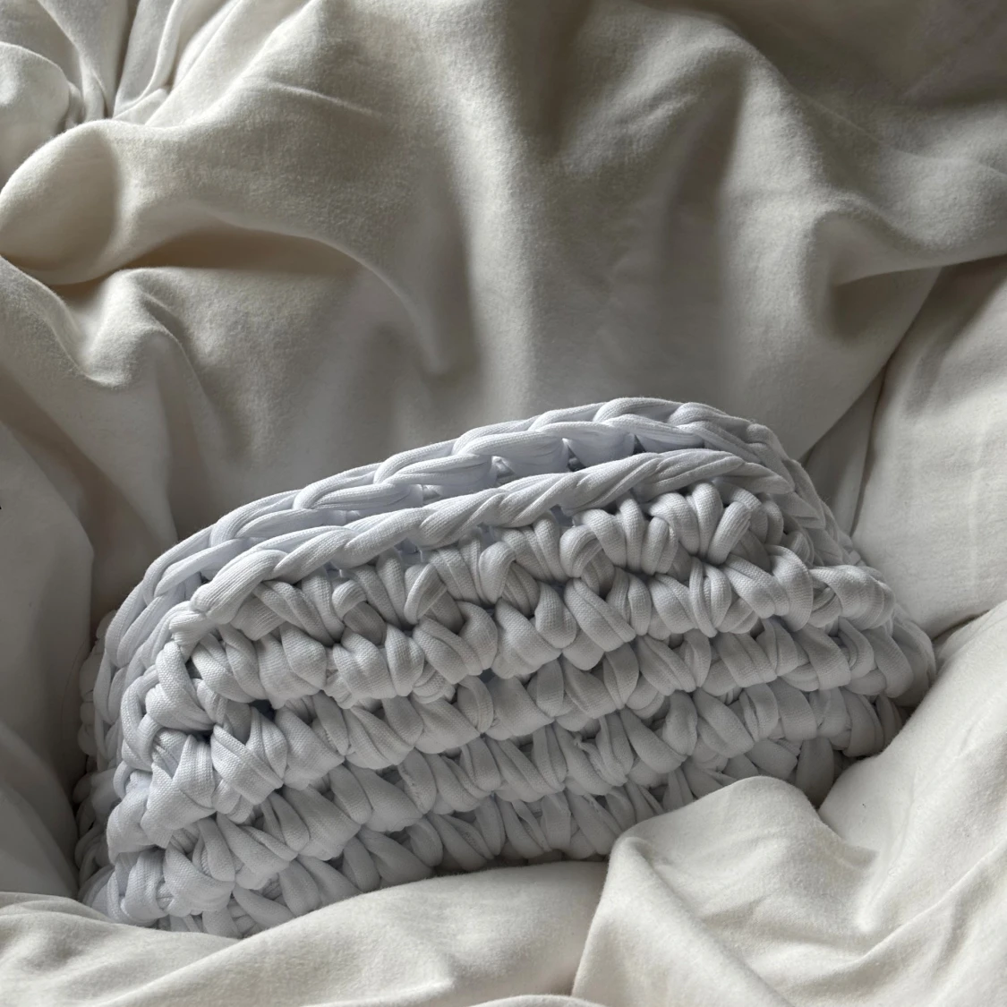 Handvirkad vit kuvertväska