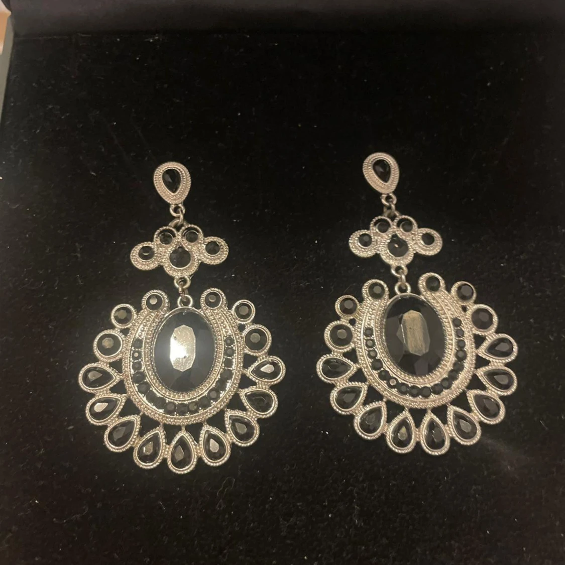 Silver örhängen med svarta stenar