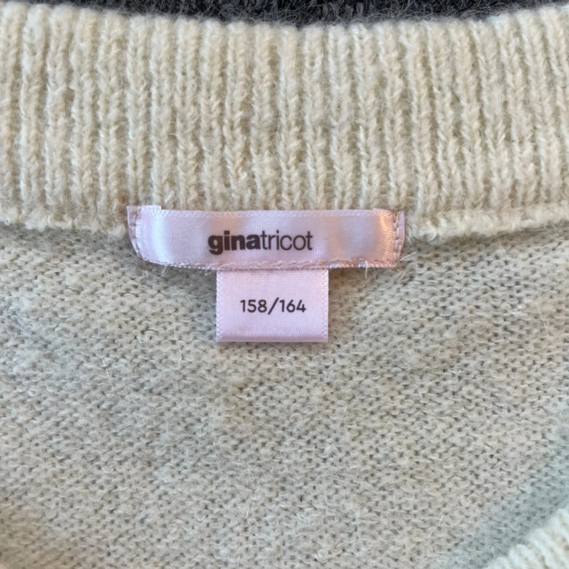 Offshoulder cremevit stickad tröja - 4