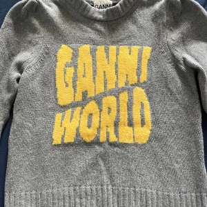 Grå stickad Ganni-tröja med tryck - Tjock tröja från Ganni. Nästan aldrig använd❤️