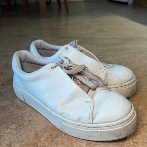 EYTYS DOJA Tumbled White, Storlek 41 - Jag köpte dessa härifrån för ett par veckor sen. Säljaren gav fel storlek, så de passar inte mig. Skicket är bra, men använda så det är lite slitage som man ser i bilderna. Ställ gärna frågor
