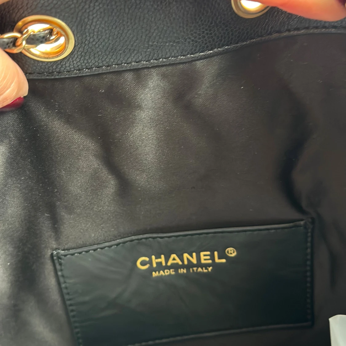 Svart quiltad Chanel axelväska i skinn - 4