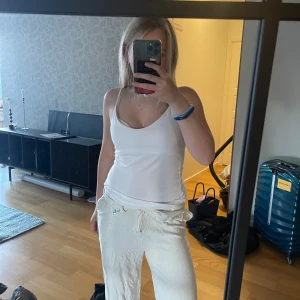 Beiga mjukisbyxor med snörning - Säljer ett par beiga linnebyxor. Byxorna har en avslappnad passform och är perfekta för chill dagar. Tillverkade i mjukt material som känns skönt mot huden. Enkla att matcha med en basic topp eller hoodie.