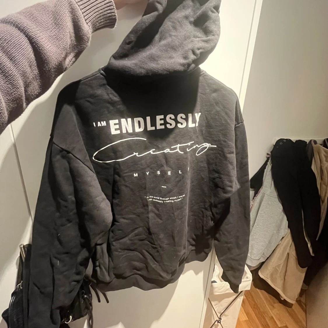 Svart hoodie med tryck och huva - 2