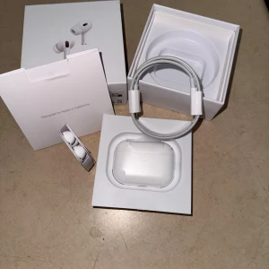 AirPods Pro - Säljer ett par AirPods Pro i nyskick, komplett med originalförpackning, laddningskabel och extra öronkuddar. Allt ser oanvänt ut och inga synliga repor eller skador finns. Perfekt för dig som vill ha aktiv brusreducering och hög ljudkvalitet.