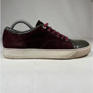 Lanvins DBB1 - Lanvins vinröd/gråsvart | Storlek 40.5/41 | Skick 8/10 | Pris går alltid att diskutera | Prioritering går till köpare villiga till en snabb affär | Nypris ‼️ 6000kr+ ‼️| Skriv om frågor uppstår så svarar vi snabbt och ärligt! | // MvH By, Olsén, Closet.