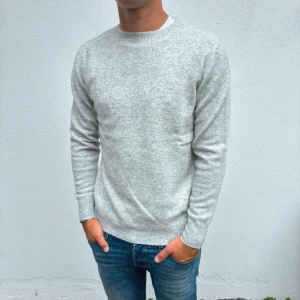 Kashmir tröja - Ljusgrå Kashmir Sweatshirt | Storlek S | Modellen är 177cm läng | Endast testad, därför nyskick | Hör av dig vid frägor