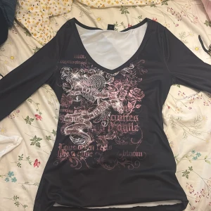 Y2K tröja med mönster - En snygg y2k tröja väldigt 2000 och passar alla storlekar från xs-L. Det är väldigt stretchigt material nästan som badkläder, den är jättefin och har hafts på 2 ggr. Priset kan diskuteras!💕🥰
