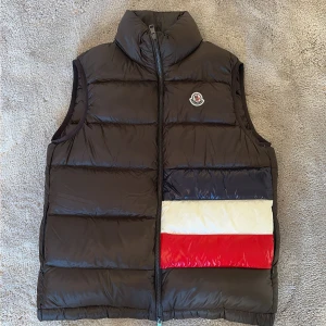 Moncler dunväst med färgblock - Priset är diskuterbart