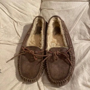 Seglarskor/tofflor - Super fina seglarskor/tofflor från Ugg i en brun färg