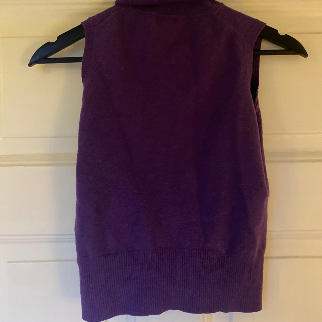 Lila ärmlös polotröja i ull  - 2